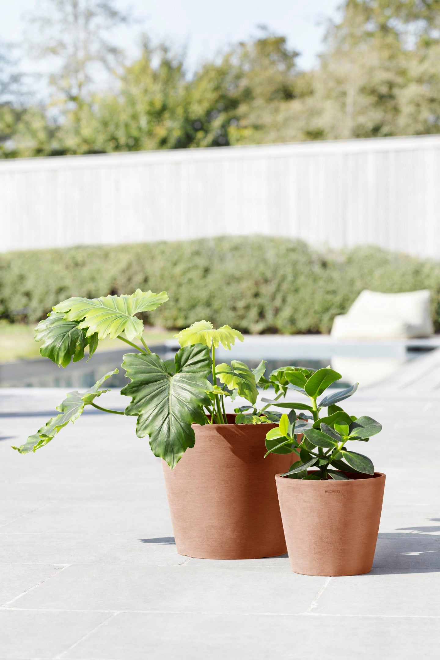 Ecopots Amsterdam Durable Modern Round In/Outdoor Recycled-Based Composite Flower Pot Planter