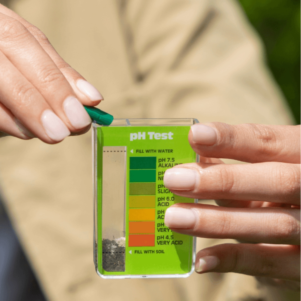 Jonathan Green Soil pH Test Kit for Lawns with Color Chart, Contains 10 Tests