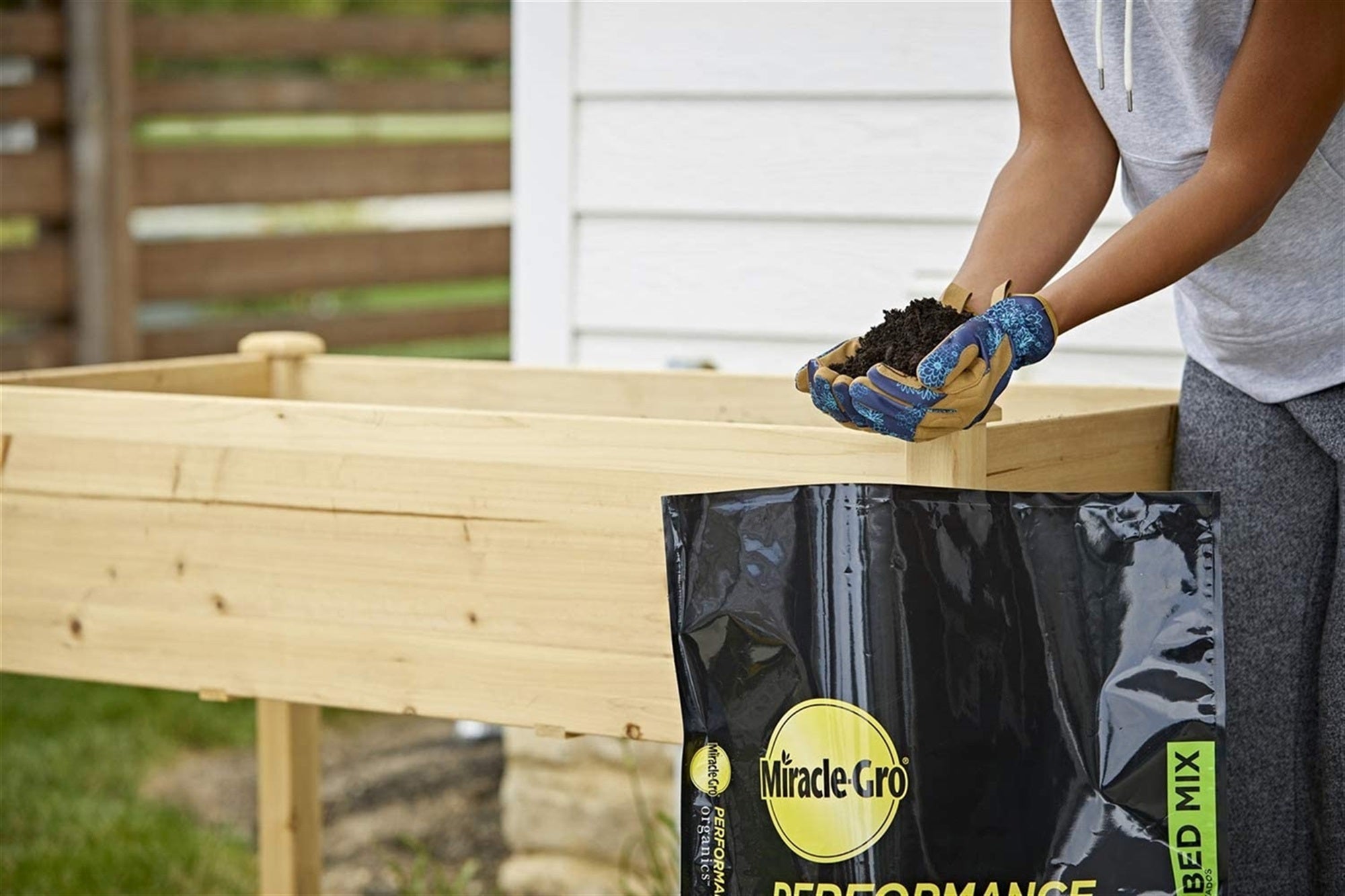 Miracle-Gro Performance Organics Raised Bed Mix - Organic and Natural Ingredients, Potting Soil Blended for Raised Bed Gardening, Grow More Vegetables, Flowers and Herbs (vs unfed plants), 1.3 cu. ft.