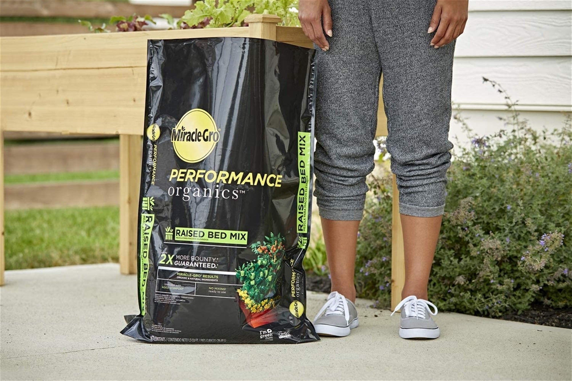 Miracle-Gro Performance Organics Raised Bed Mix - Organic and Natural Ingredients, Potting Soil Blended for Raised Bed Gardening, Grow More Vegetables, Flowers and Herbs (vs unfed plants), 1.3 cu. ft.