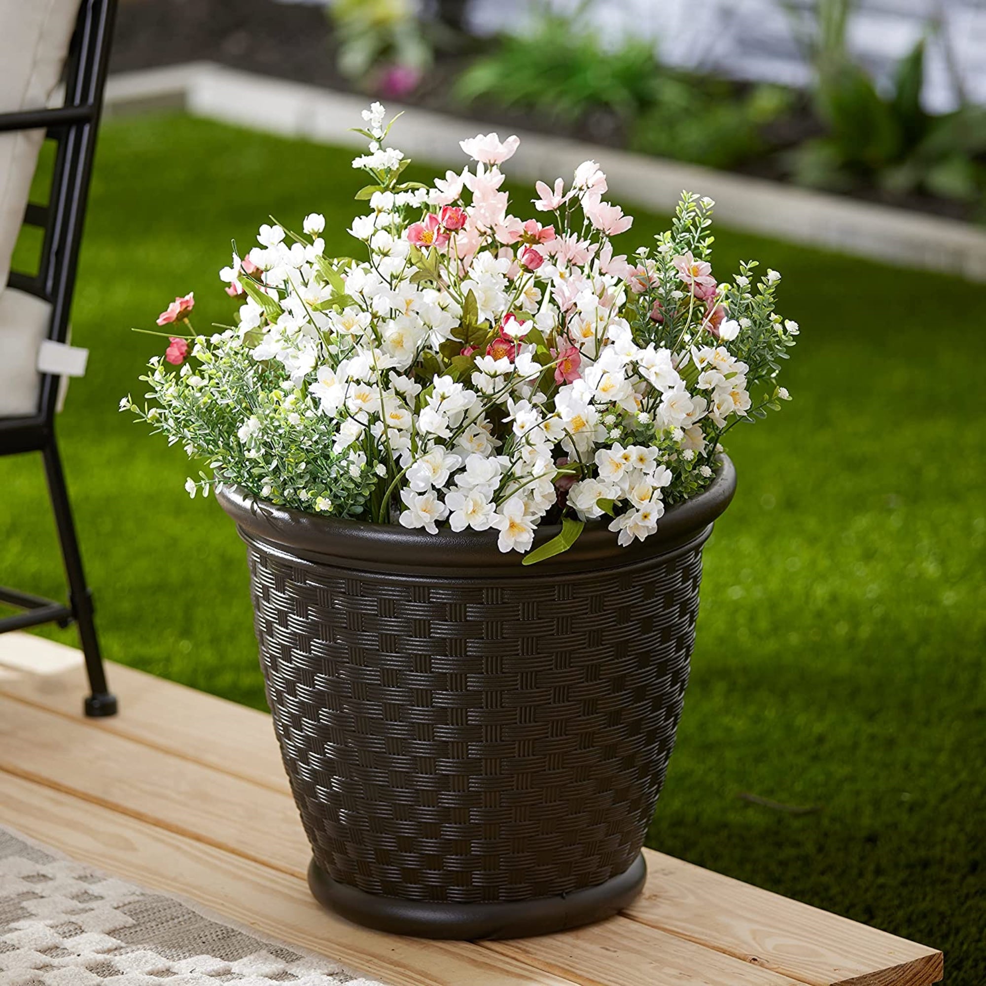 Suncast Sonora Resin Wicker Planter Contemporary Lightweight Flower Pot for Indoor and Outdoor Use, Java, 18"