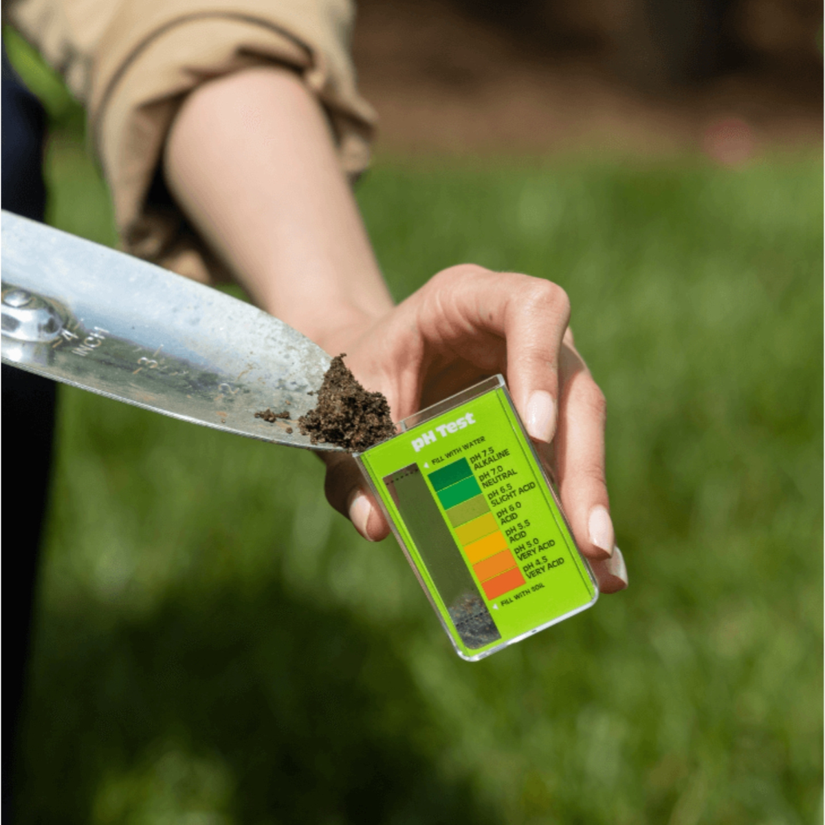 Jonathan Green Soil pH Test Kit for Lawns with Color Chart, Contains 10 Tests
