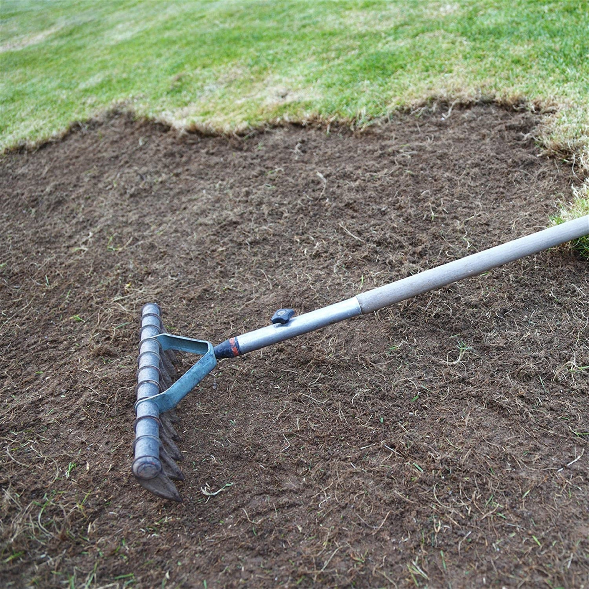 EZ-Straw Seeding Mulch with Tackifier - Biodegradable Processed Straw a 2.5 CU FT Bale