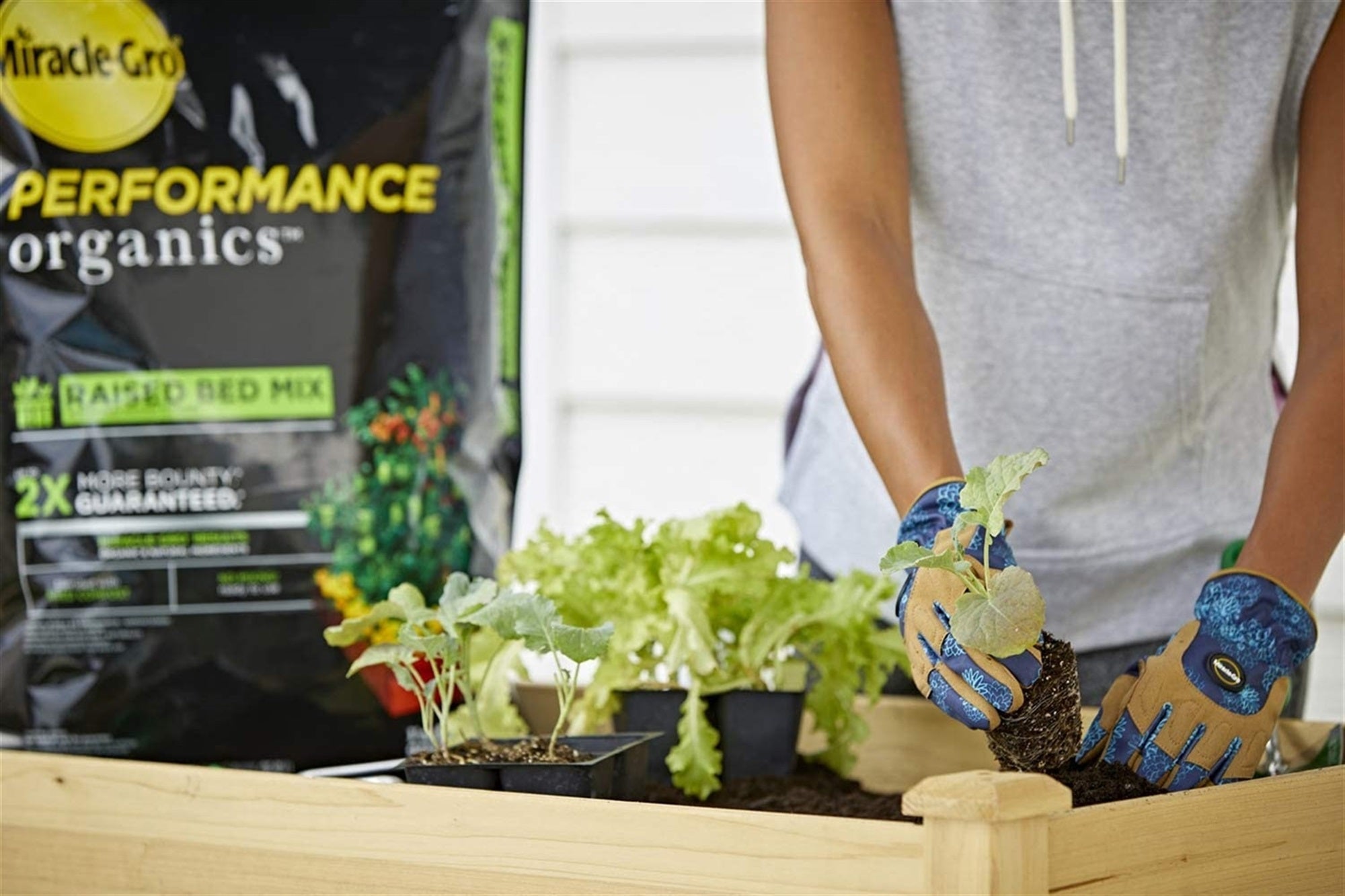 Miracle-Gro Performance Organics Raised Bed Mix - Organic and Natural Ingredients, Potting Soil Blended for Raised Bed Gardening, Grow More Vegetables, Flowers and Herbs (vs unfed plants), 1.3 cu. ft.